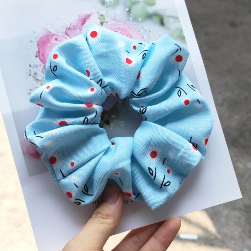Dây buộc tóc Scrunchies họa tiết hoa cúc xanh
