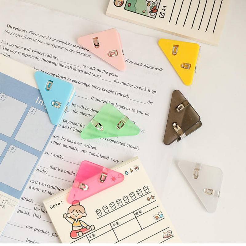 ⭐ iLado ⭐ 【1 PC】 Kẹp tài liệu mini Tam giác kẹp giữ Kẹp Bướm kẹp nhựa Văn phòng phẩm trong suốt nhiều màu màu đặc Học Sinh kẹp giấy đồ dùng học tập Acrylic Tiện Dụng Cho Học Sinh cho trường học văn phòng dễ thương