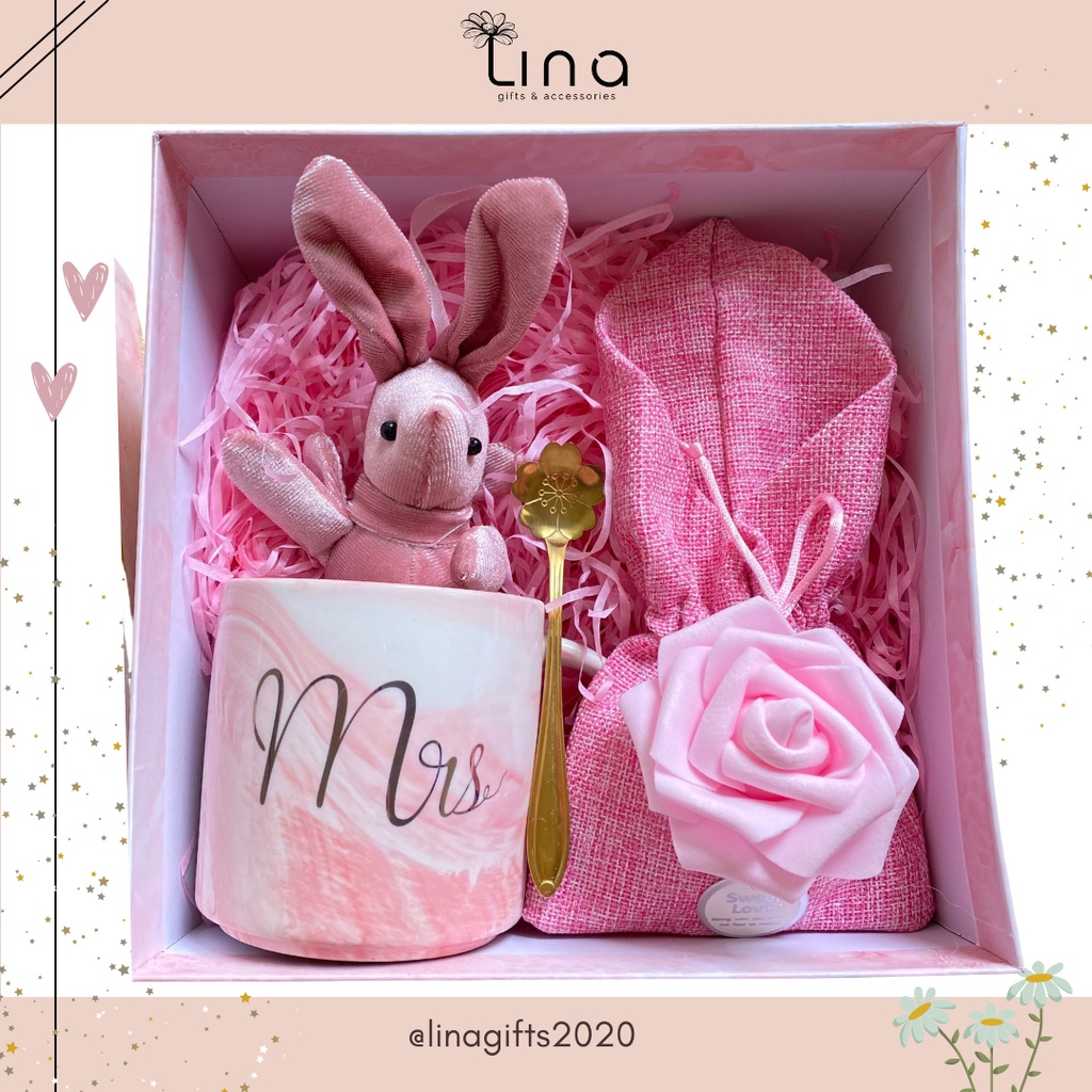 Hộp quà tặng Cốc Mrs & Mr và  nhiều món xinh xắn - Màu  xám & Màu  hồng