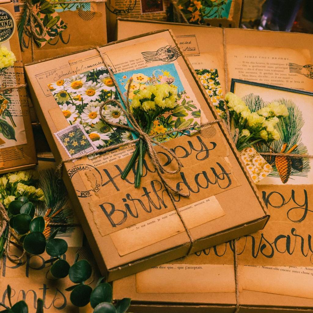 Hộp Quà Vintage Độc Đáo Kèm Hoa Khô & Lót Rơm - Handmade By NOMAD GARDEN