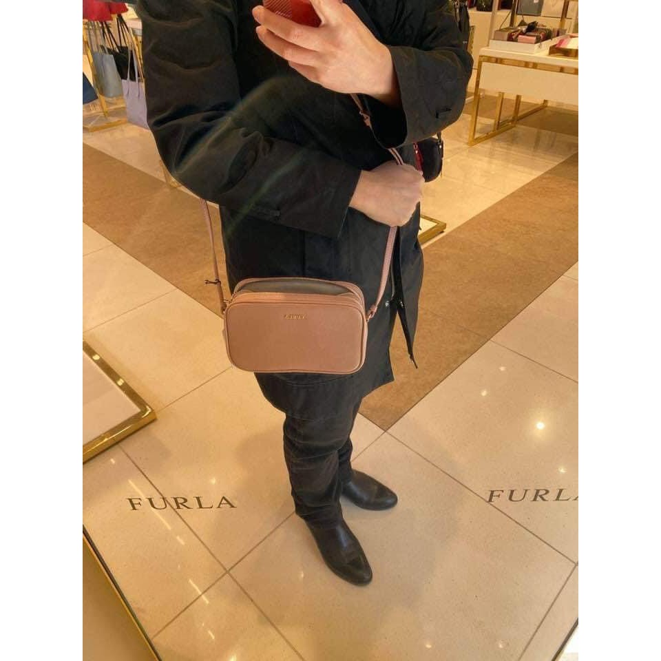 Túi xách nữ chính hãng  Furla dáng camera da mềm, đặc biệt 2 khoá zip, bảng dây đeo dây da