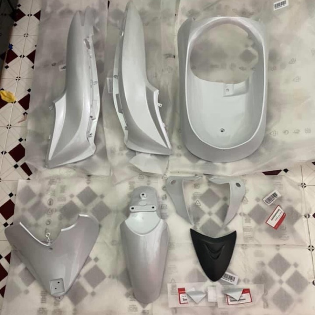 Full bộ dàn áo trắng zin mới 100% Sh ý 2012