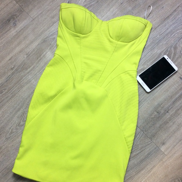 Đầm cúp ngực Úc