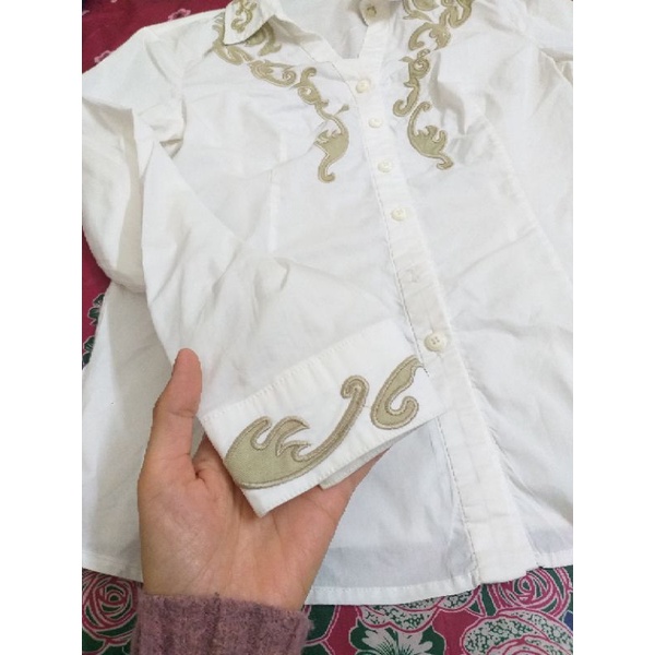 Sơmi trắng thêu họa tiết size M-L thanh lý