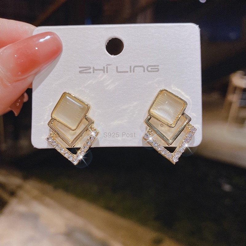 khuyên tai 3 cạnh đính đá sang chảnh, bông tai phong cách hàn quốc