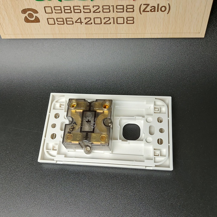 Mặt 2 ổ cắm 1 công tắc SINO S18
