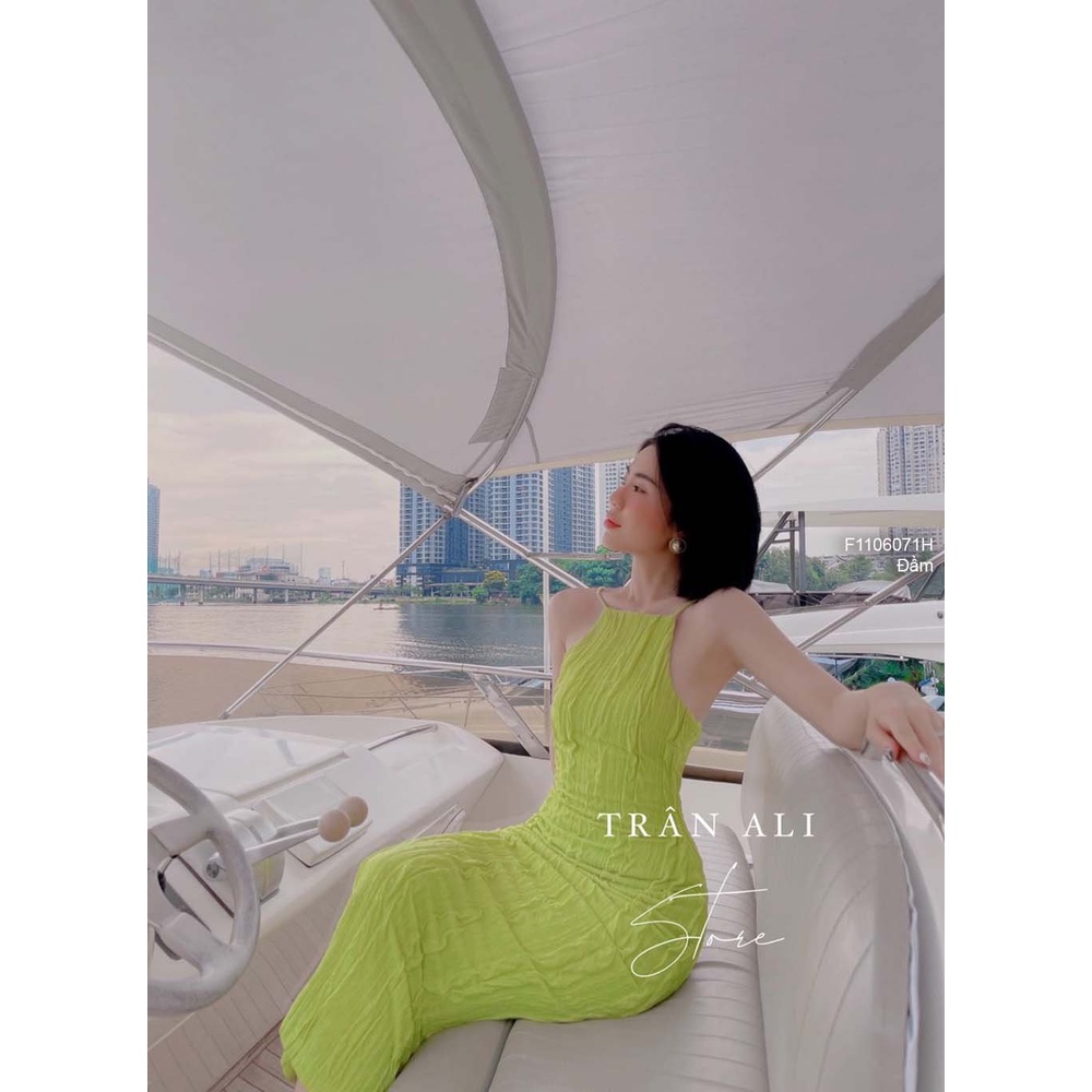 Đầm ôm body kiểu xẻ tà sau cổ yếm 2 dây có cúp!