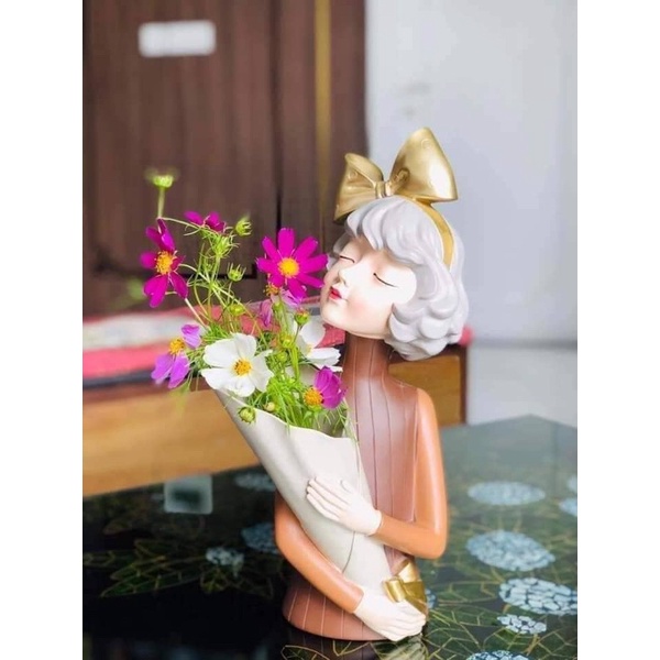BÌNH HOA CÔ GÁI/ Tượng cô gái ôm hoa