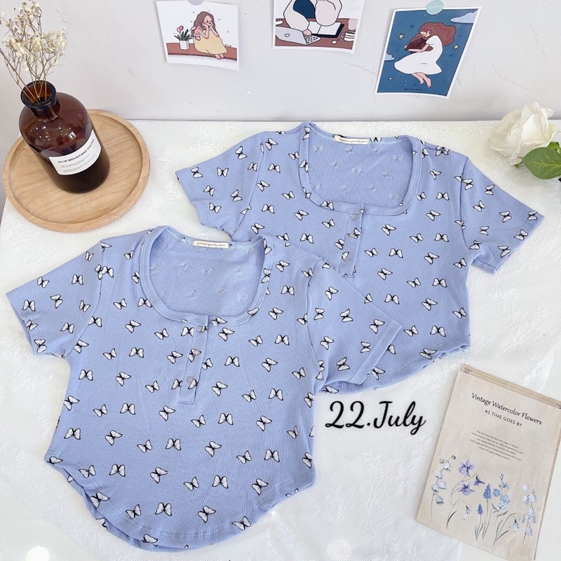 Áo croptop kiểu tôn dáng, in hình bướm nhỏ xinh xắn. Màu trắng tiểu thư