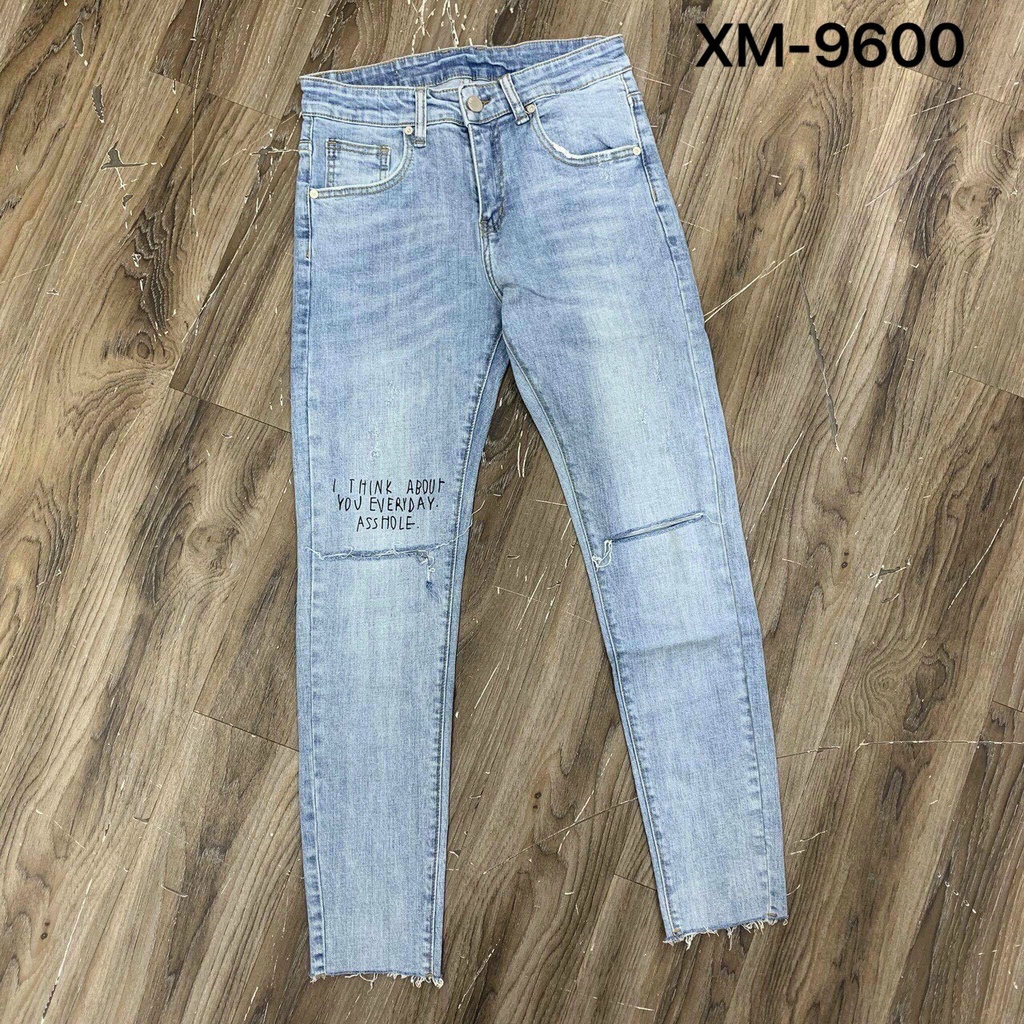 Quần jean nam rách gối in chữ 9600 (hình thật)