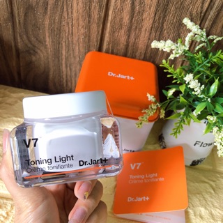 Kem dưỡng trắng và tái tạo da v7 hàn quốc