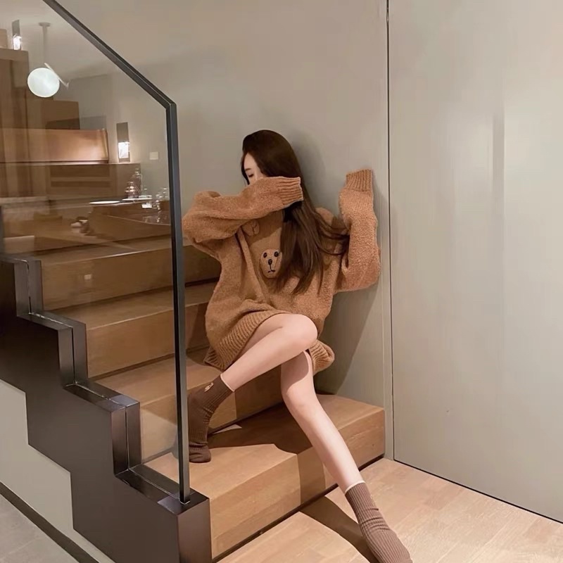 Áo len dáng rộng đính gấu