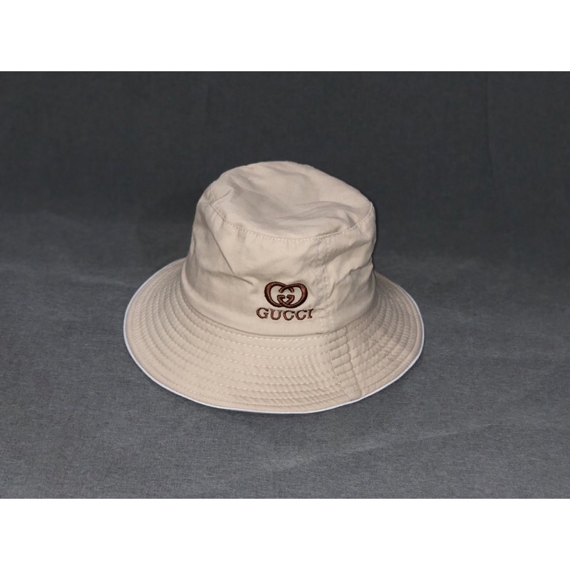 Mũ vành nữ viền trắng logo thêu nổi G C