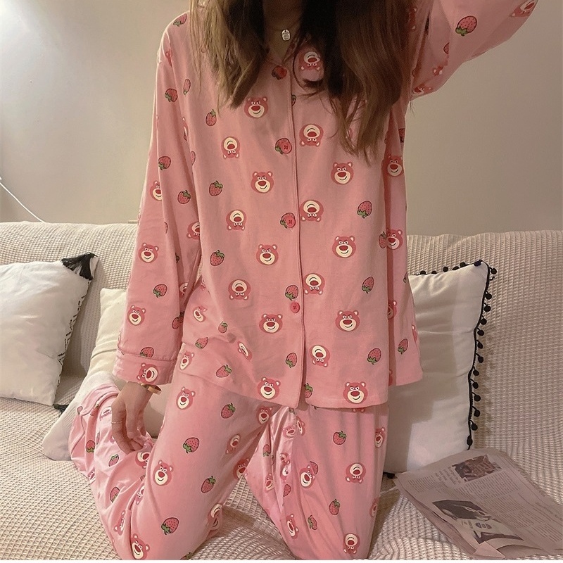 Bộ đồ ngủ hai mảnh gồm áo tay dài dáng rộng và quần in hình gấu dâu tây dễ thương phong cách Nhật Bản cho nữ | BigBuy360 - bigbuy360.vn