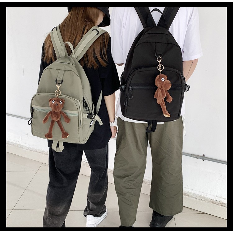 Balo học sinh móc treo ở giữa