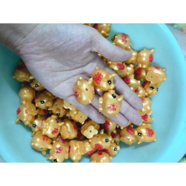 Heo tiết kiệm bỏ nhẫn vàng