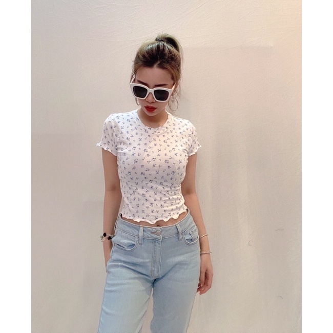 Áo croptop hoa nhí xoăn tay lai