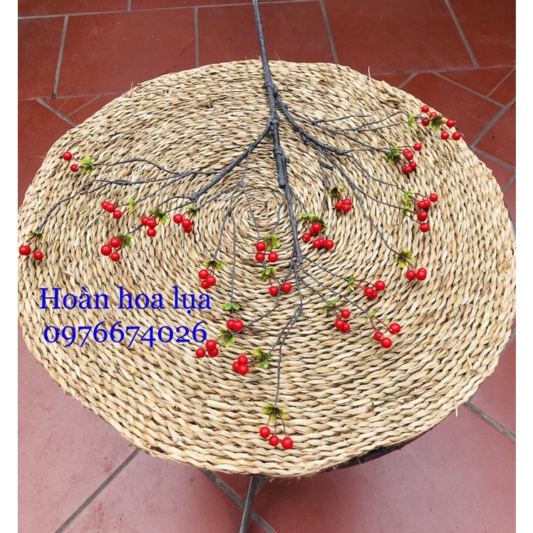 Cành điểm tuyết cao 80cm, quả xốp cắm cùng mộc lan, phù hợp trang trí mọi không gian