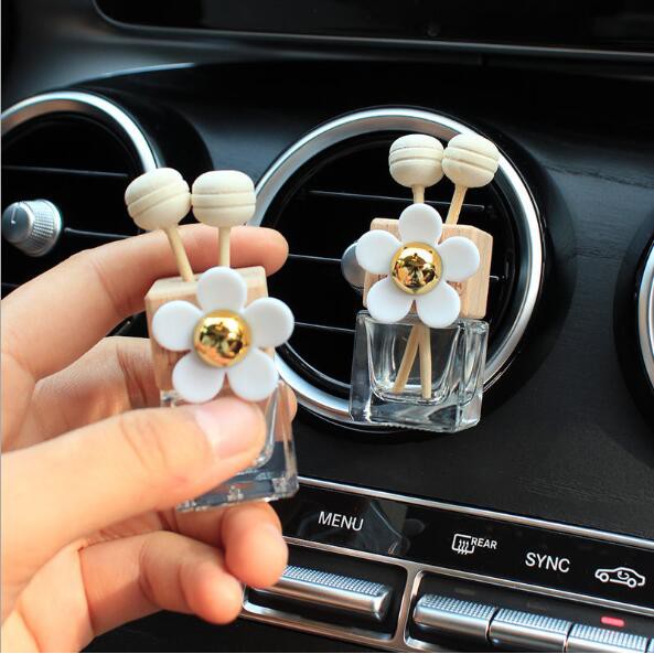 Lọ đựng tinh dầu nước hoa ô tô cài cửa gió gắn hoa cúc xinh xắn