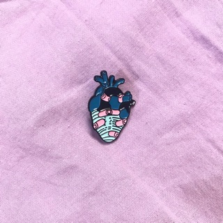 Pin cài áo trái tym