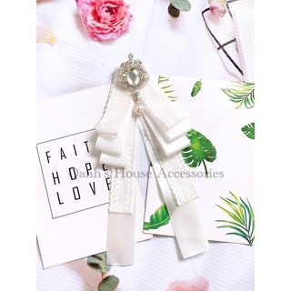 Tag cài áo lụa satin phối ren đính đá màu trắng
