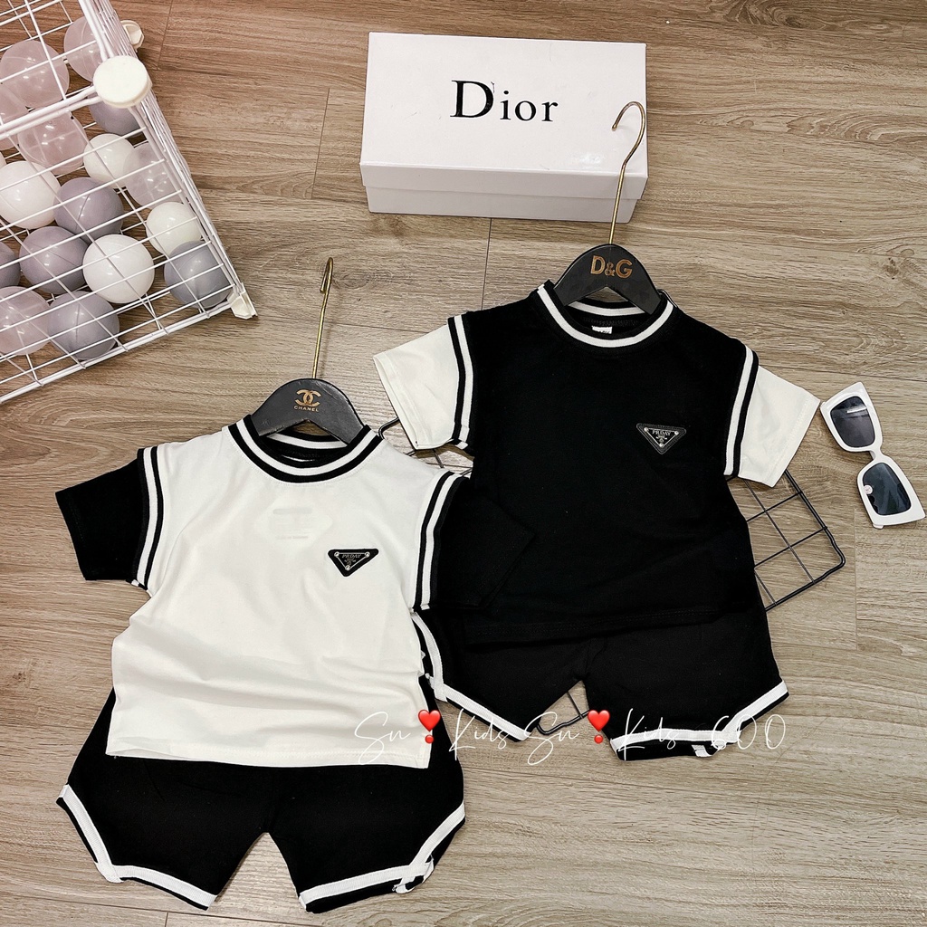 Bộ cổ tròn ngực gắn logoo tam giác bé trai