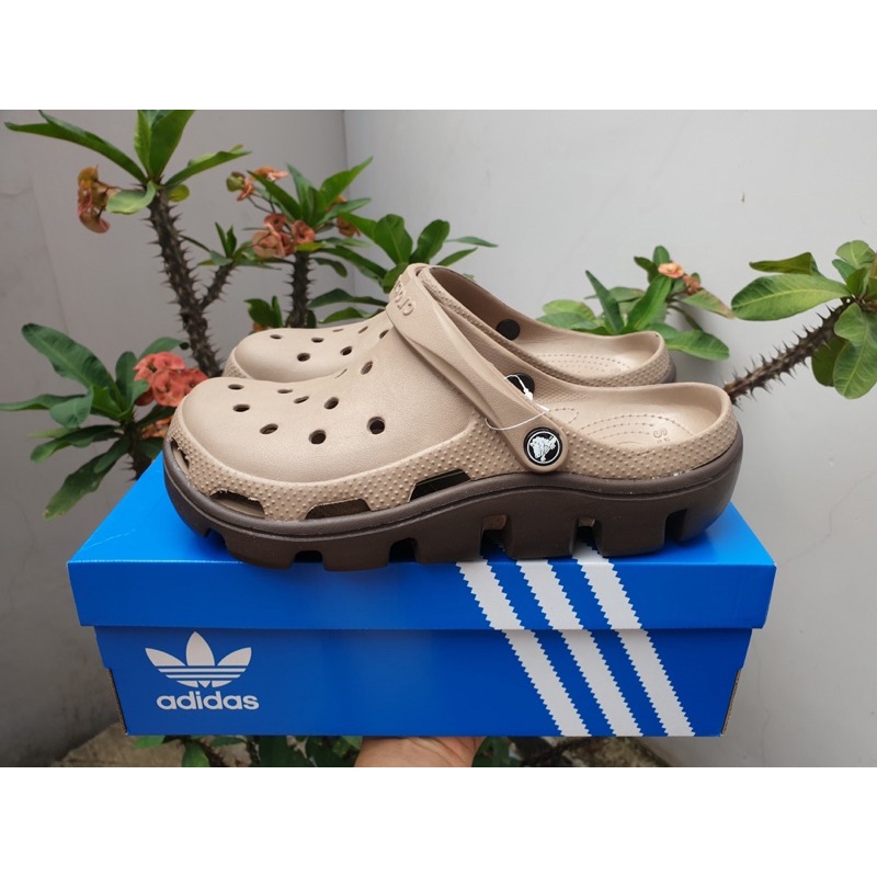 Dép Sục Cross Nâu nhạt Răng Cưa Thời Trang TẶNG KÈM 12 STICKER + hộp . Hàng chụp thật 100%