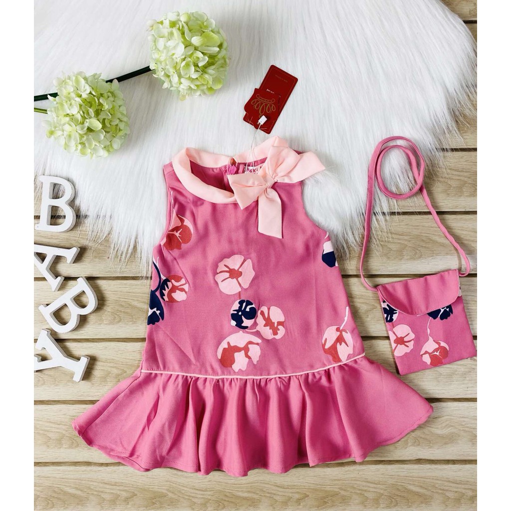 (10-23kg) ĐẦM CHÉO LỤA BÉ GÁI GẮN NƠ CỔ PHỐI TÚI ĐEO