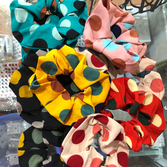 Cột tóc scrunchies chấm bi