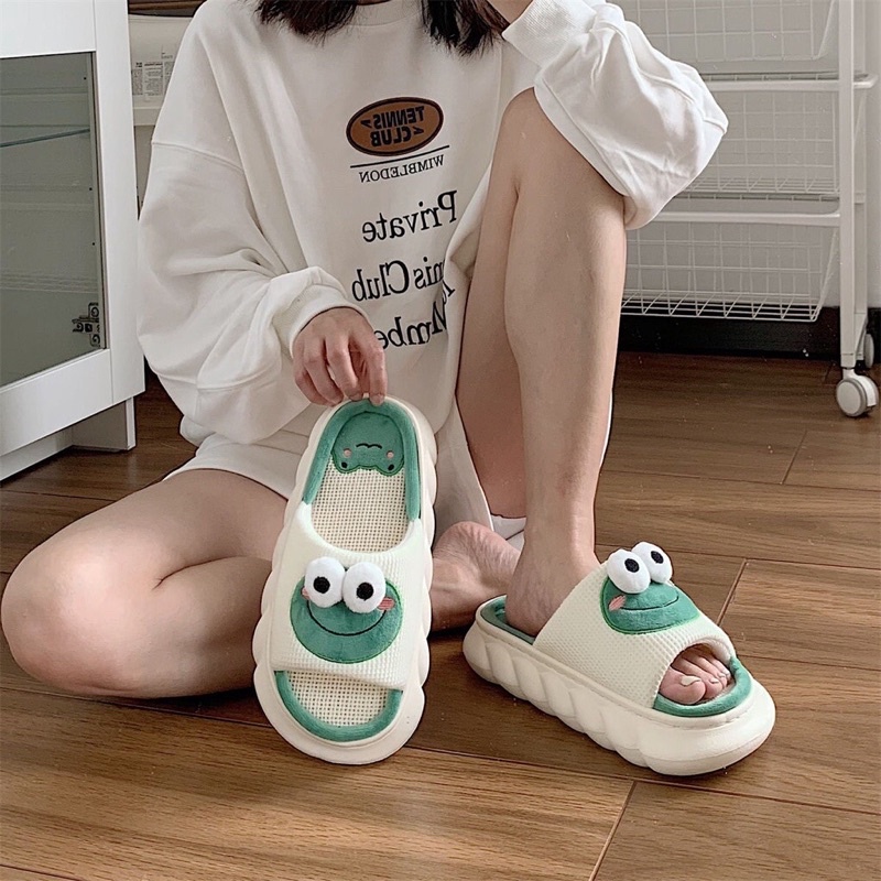DÉP ẾCH XANH DỄ THƯƠNG -DÉP ĐI TRONG NHÀ ÊM CHÂN FROM NHỎ TĂNG 1 Size