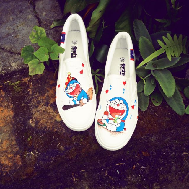 Giày slip on vẽ doraemon