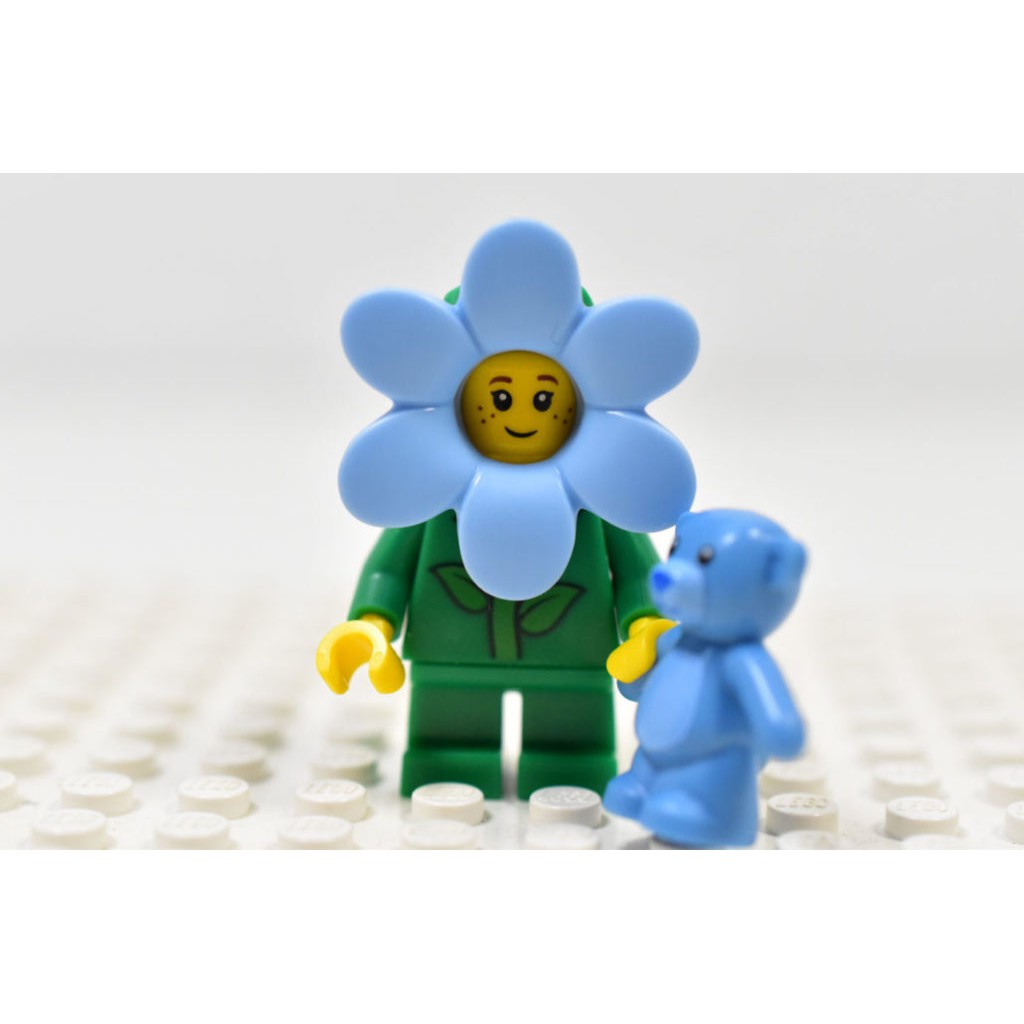 Nhân vật LEGO Minifigures flower girl with blue Teddy bear - bé gái trong trang phục hoa cầm gấu Teddy xanh