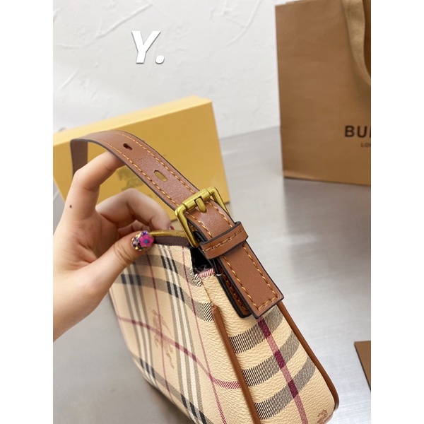 Túi Burberry hoạ tiết