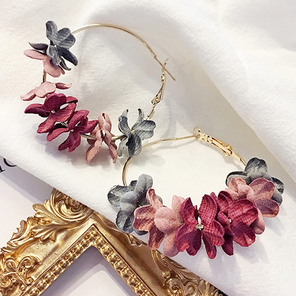 Đôi khuyên tai kim loại dạng vòng phối hoa trang trí độc đáo cho nữ