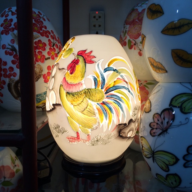 Đèn bom cao khắc gà hoa cúc màu cao 29cm