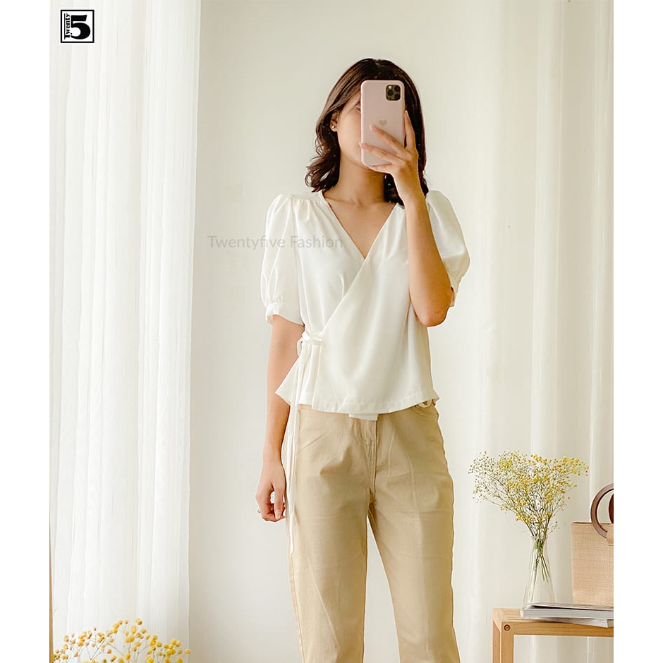 Áo nữ cổ V, buộc nơ eo lệch, nhún cầu vai, tay bo nhún Twentyfive T152