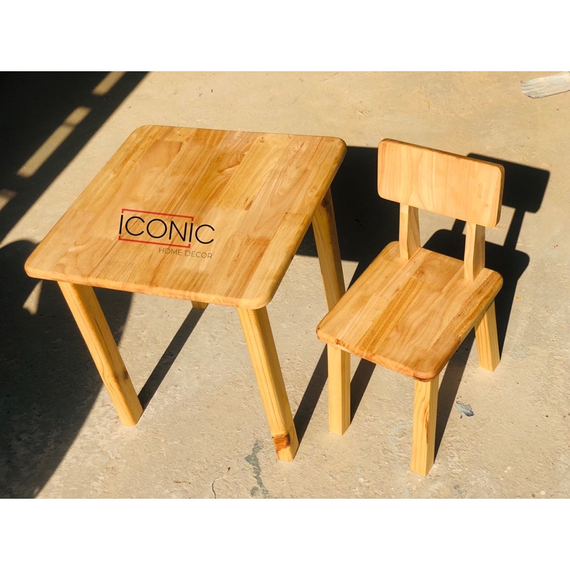Set 1 bàn 2 ghế gỗ có tựa lưng cho bé.