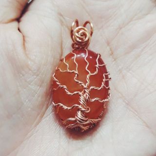 Mặt dây chuyền quấn dây handmade Tree Of Life trên đá mã não màu đỏ