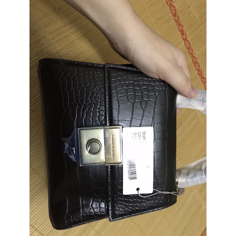 Túi xách đen chảnh