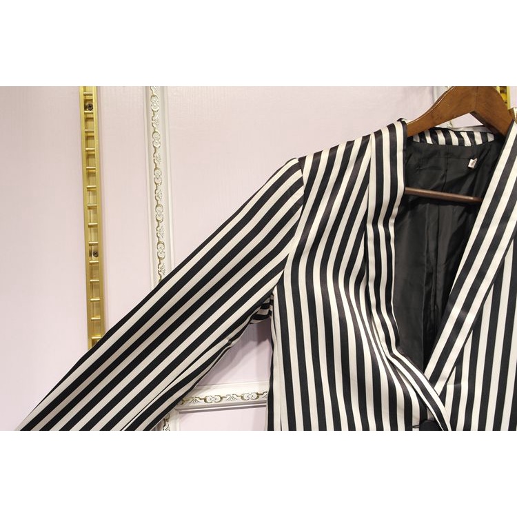 Áo blazer kẻ sọc