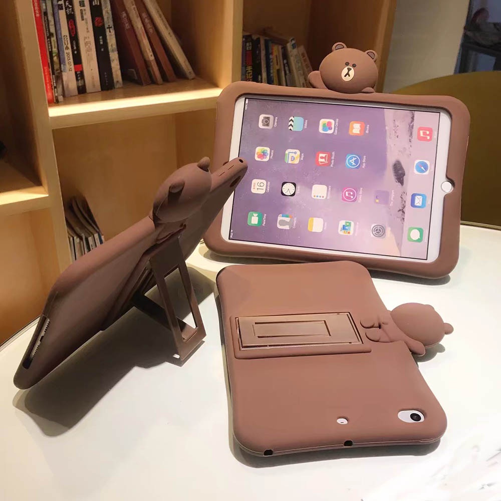 Ốp máy tính bảng gắn hình chú gấu Brown Apple iPad7th iPad8th iPad9 iPad10.2 iPad2 iPad3  iPad4 Air air2 mini1 mini2 mini3 mini4 mini5 iPad5 iPad6 Pro10.5 iPad9.7 Cover