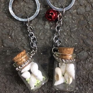 Móc khoá chai chứa vỏ sò có bột dạ quang