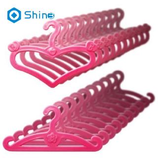 Bộ 20 móc nhựa treo quần áo búp bê