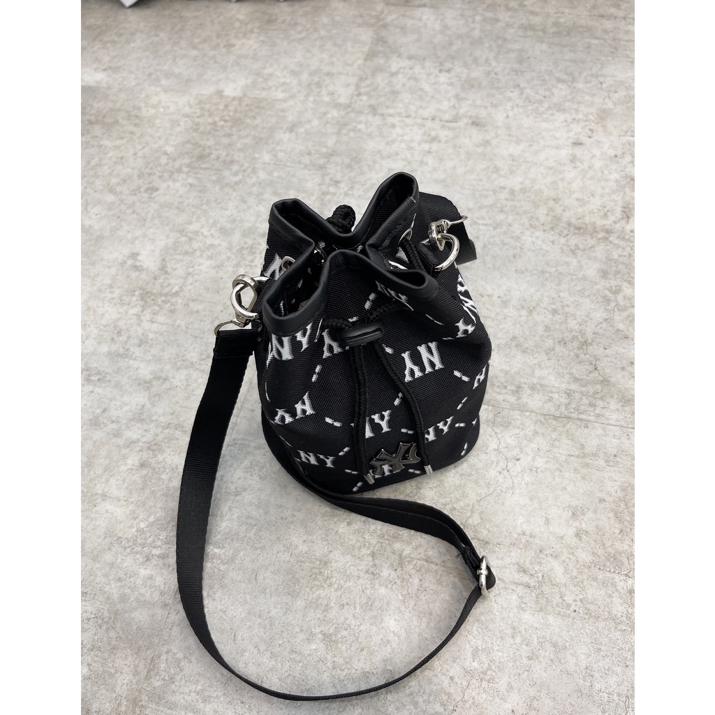 Túi đeo chéo nữ MLB NY Monogram mini bucket bag hàng DƯ FULL TEM TAG
