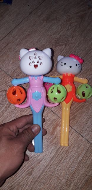 Lắc nhạc 1 chiếc mèo kitty bằng nhựa rất đẹp