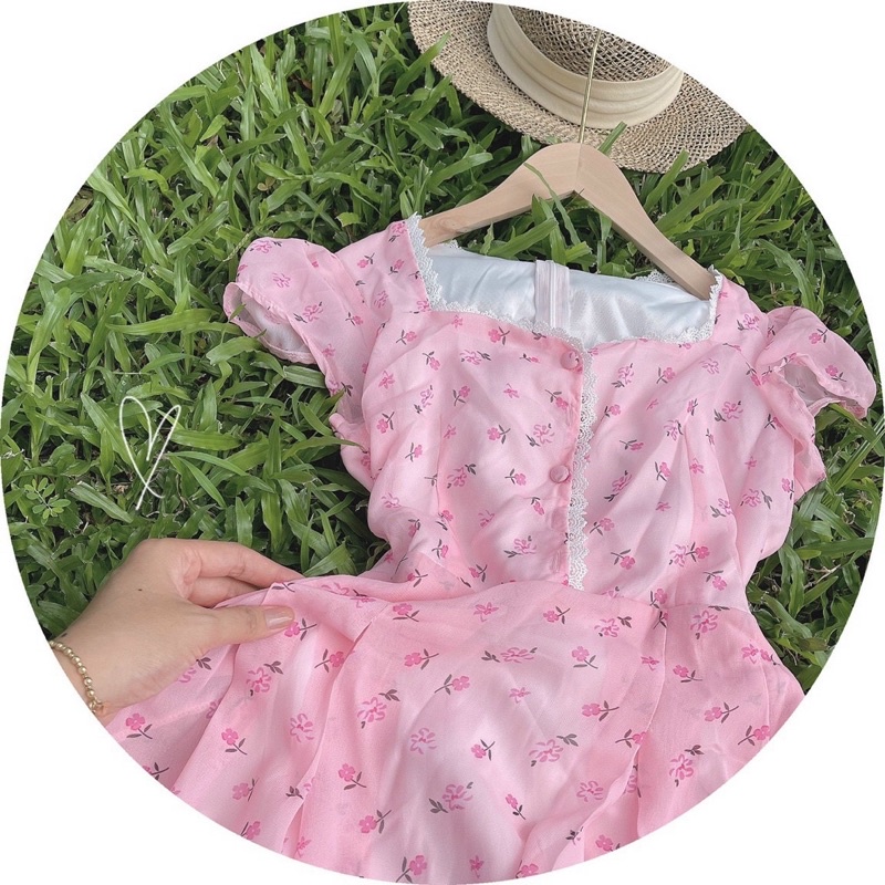 ĐẦM MIDI HỒNG VIỀN REN CỔ VUÔNG NÚT NGỰC