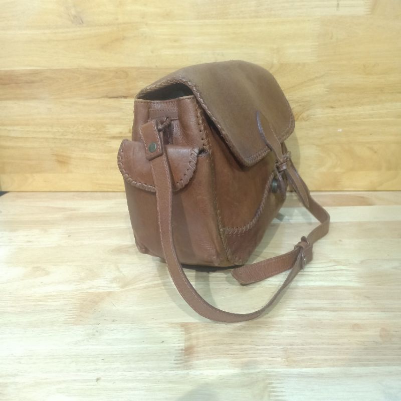 Túi đeo chéo da mộc secondhand  300312