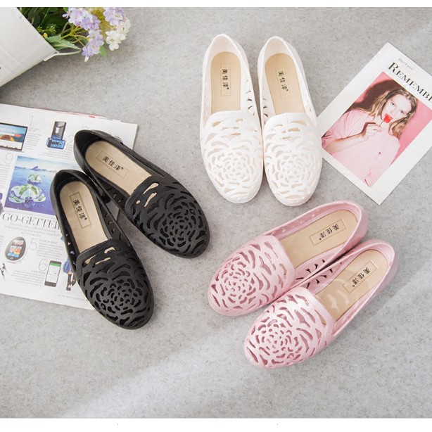 Giầy nhựa bệt rập lỗ hình hoa hồng | BigBuy360 - bigbuy360.vn