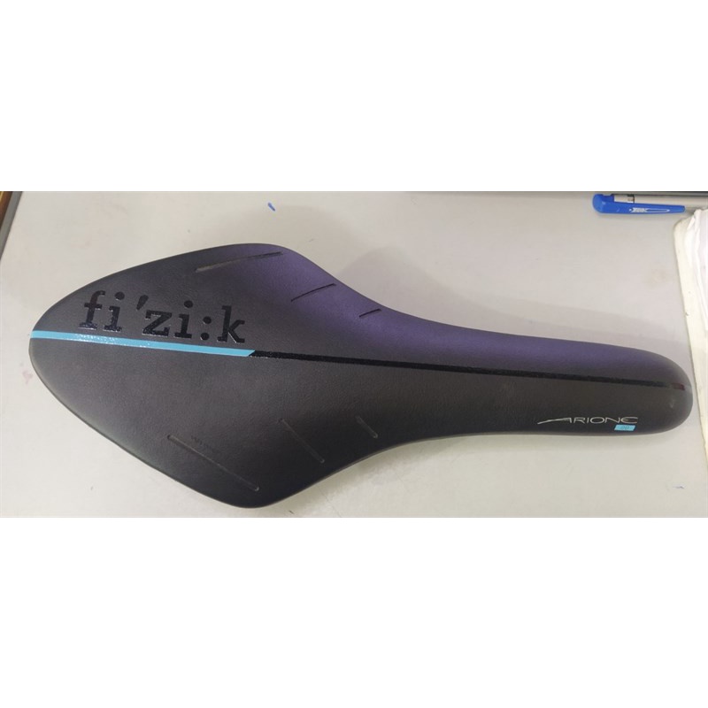 Yên carbon Fizik sọc nửa