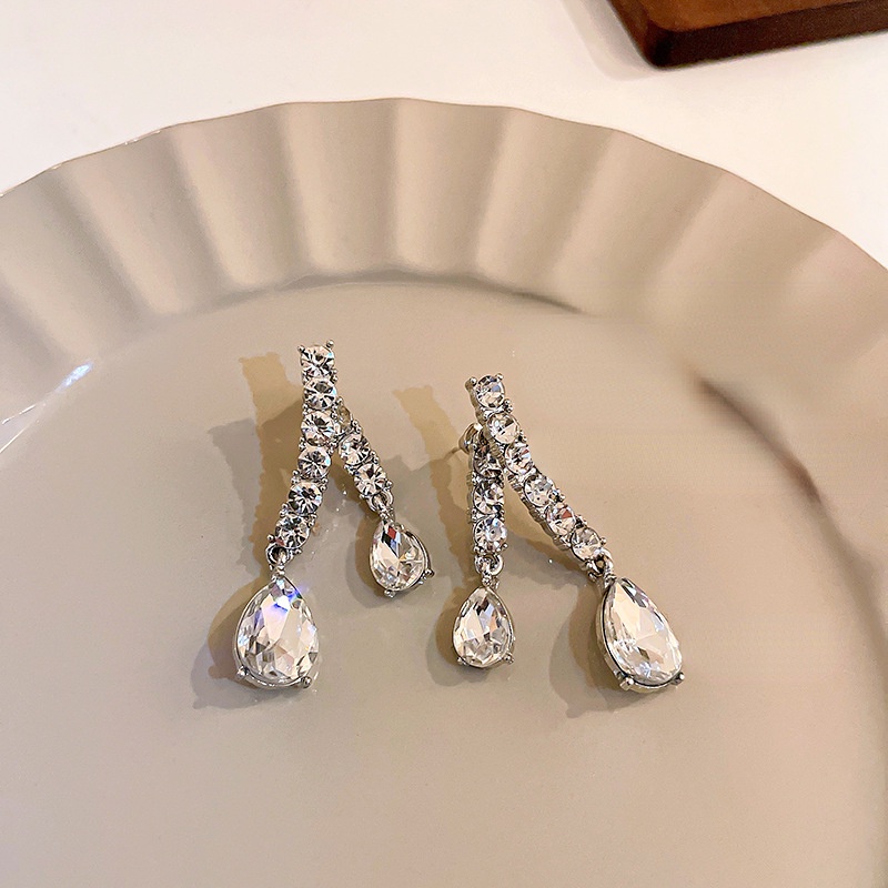 Khuyên Tai Kim Loại Đính Kim Cương Nhân Tạo Phong Cách Thời Trang Mới Phổ Biến